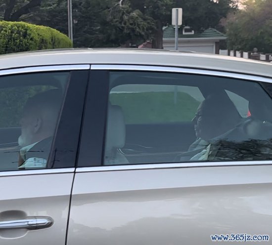 实盘配资 现场直击｜巴菲特股东会落幕后习惯不改 新浪财经特派员偶遇“股神”返家